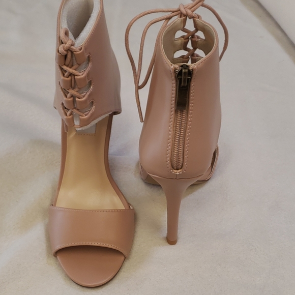Chelsea & Zoe sz 7.5 nude minimalist design heel - Picture 4 of 7
